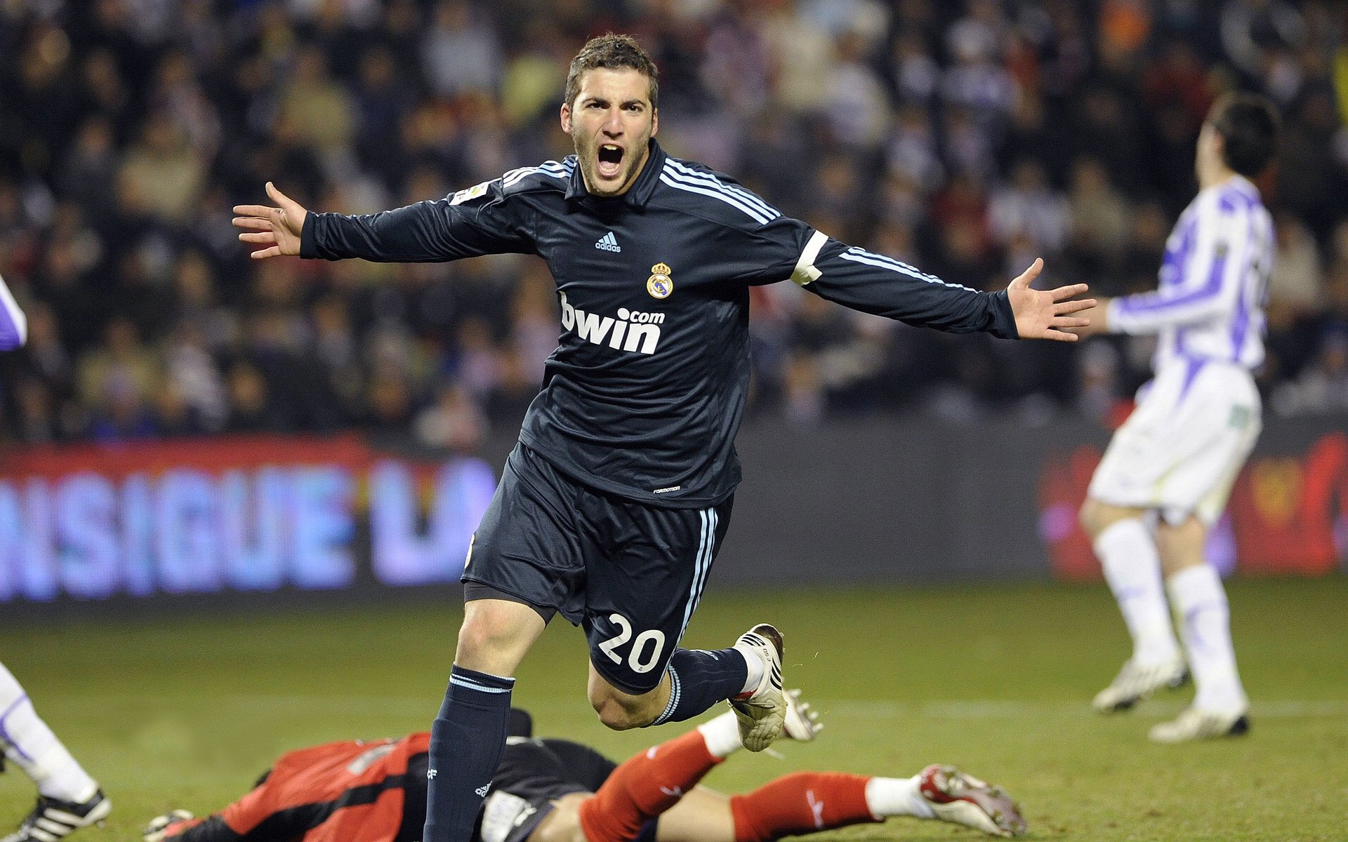 当深圳大运中心为尼克斯沉默，英格拉姆的47分与一场不可能的正面击溃