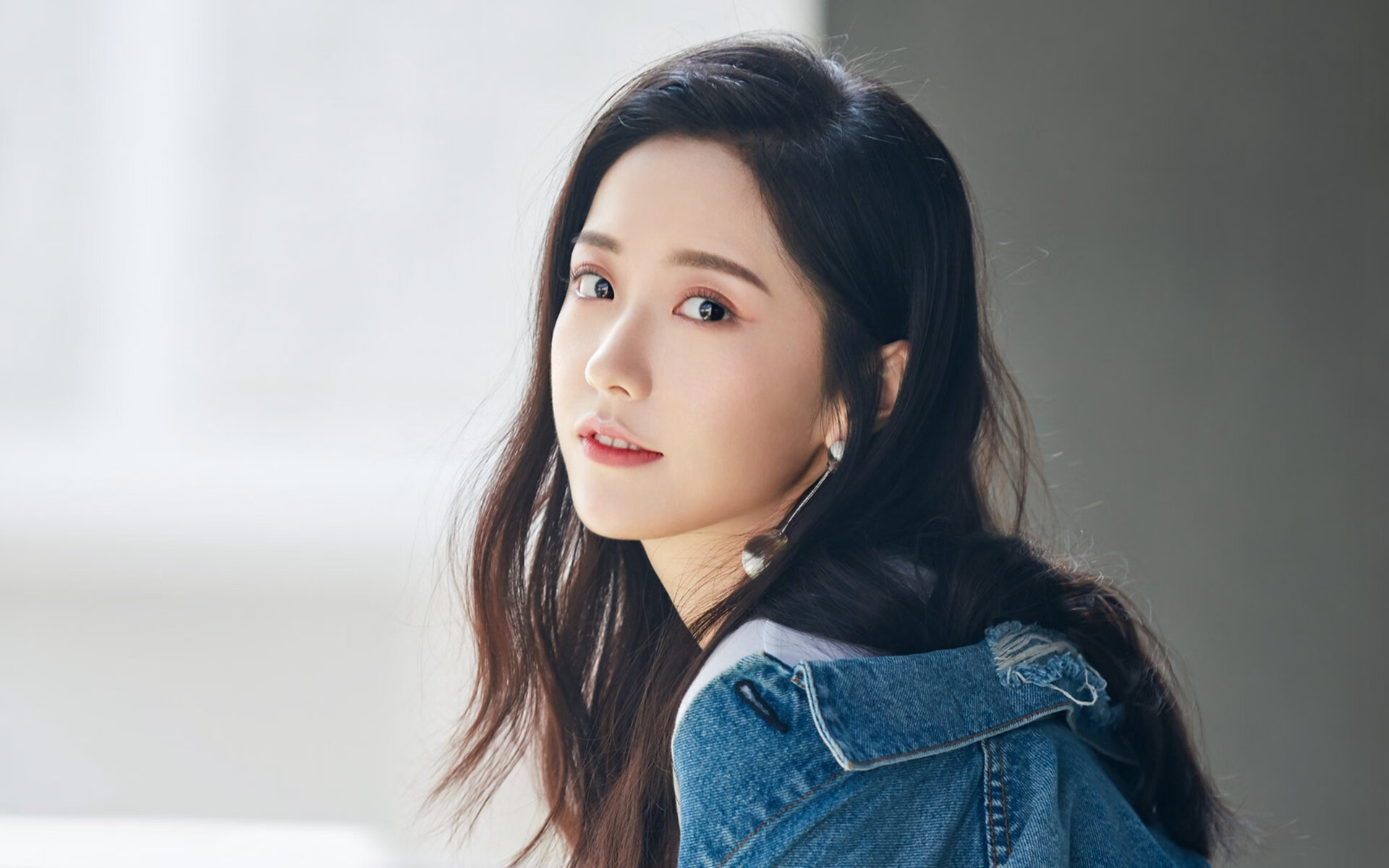 当深圳大运中心为尼克斯沉默，英格拉姆的47分与一场不可能的正面击溃