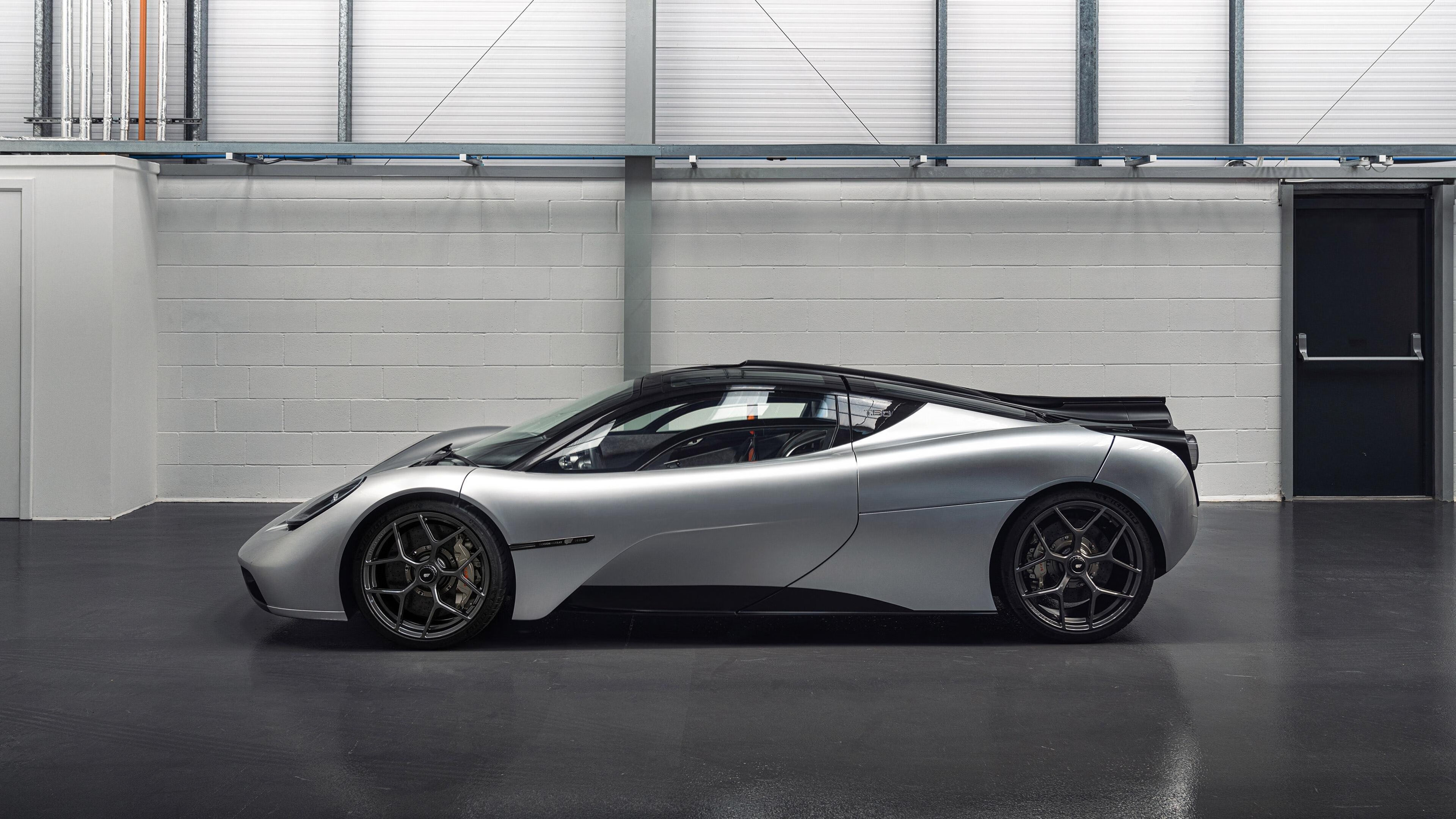 绿茵场与硬木地板的同频心跳,当宿命的哨声在两种时空响起