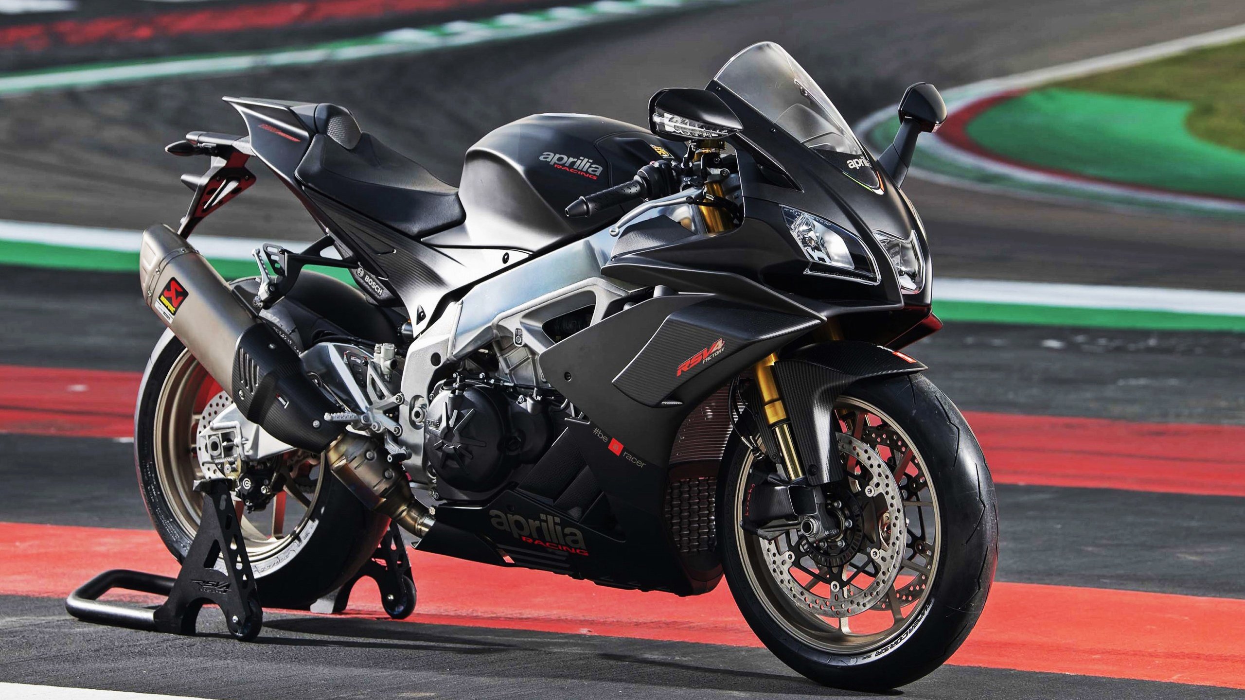 伊萨克风暴席卷绿茵场！亚特兰大闪电三连击，一波流带走南非希望