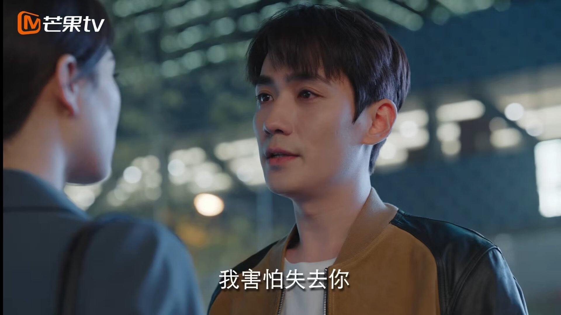 足球世界的平行叙事，淘汰赛的硝烟与联赛的王权更迭